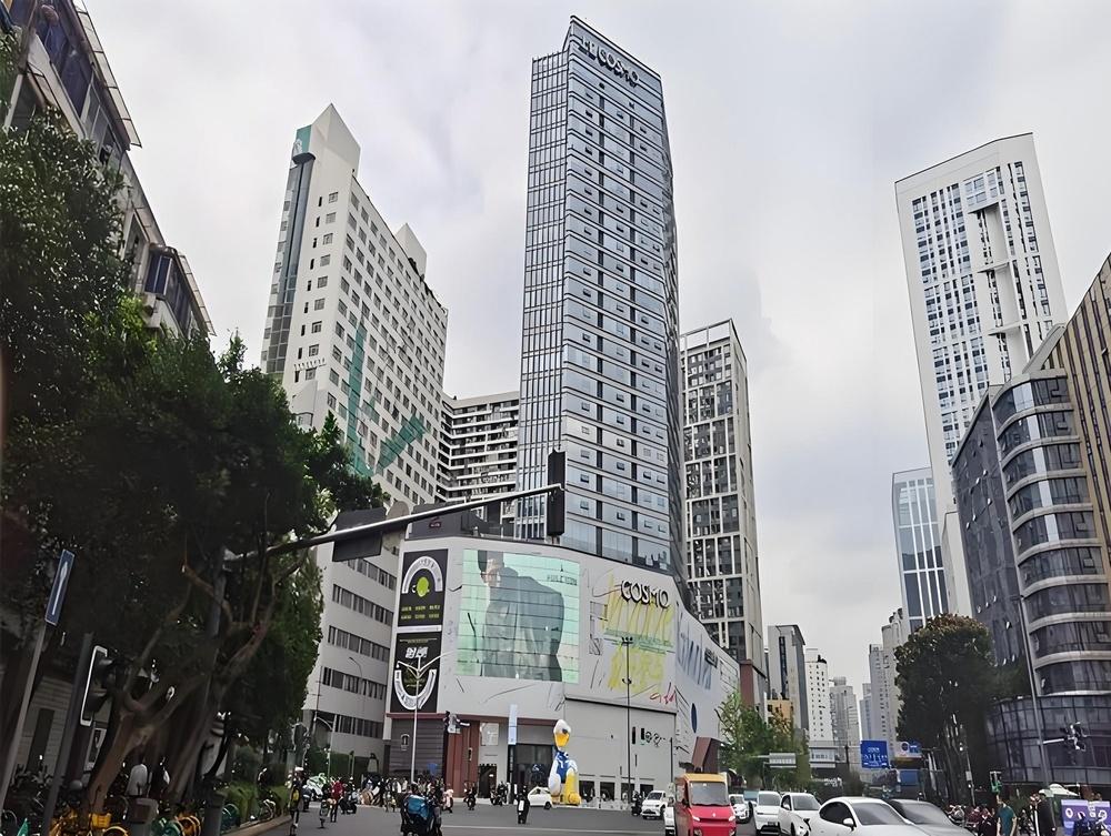 上普财富中心外观图